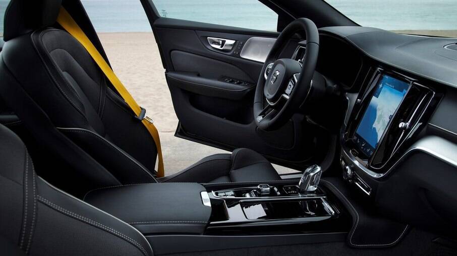 Volvo S60 Polestar T8 tem acabamento bem caprichado, som de alta-fidelidade e cintos de segurança amarelos
