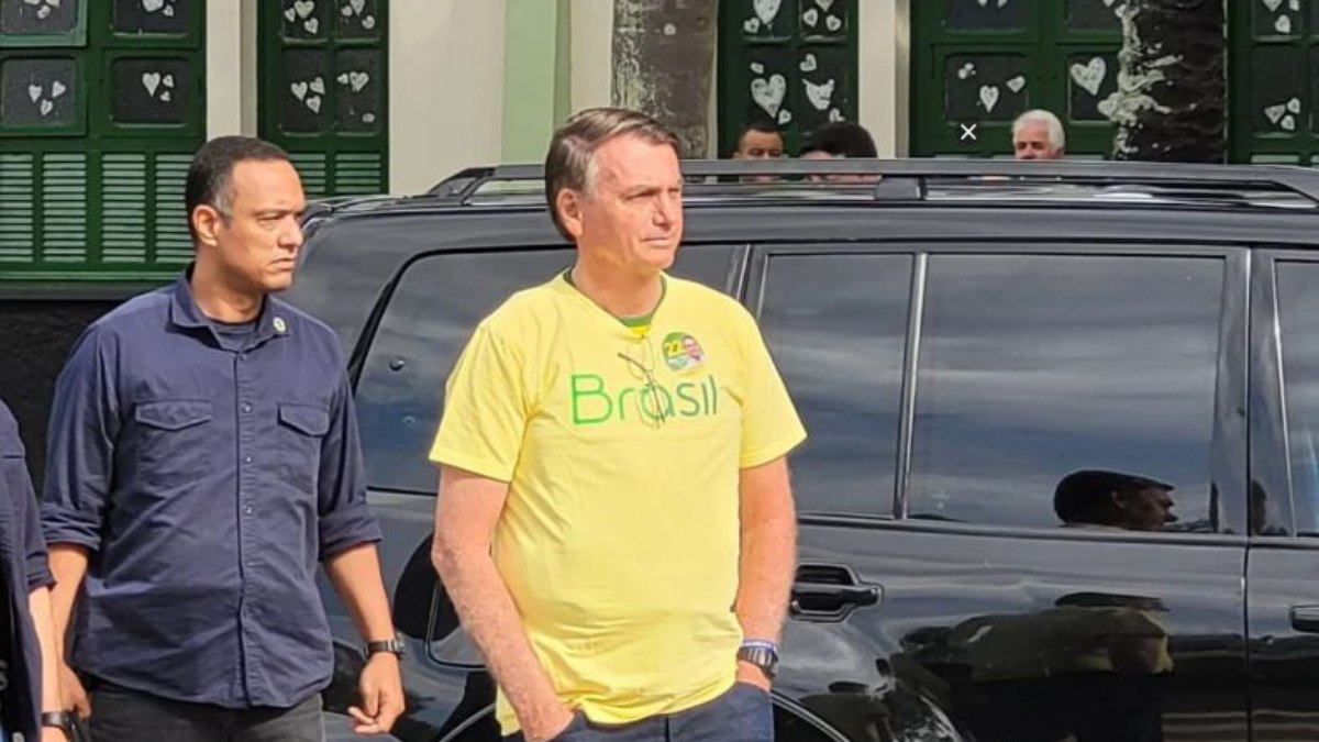 Presidente Bolsonaro chega para votar na Vila Militar, na Zona Oeste do Rio
