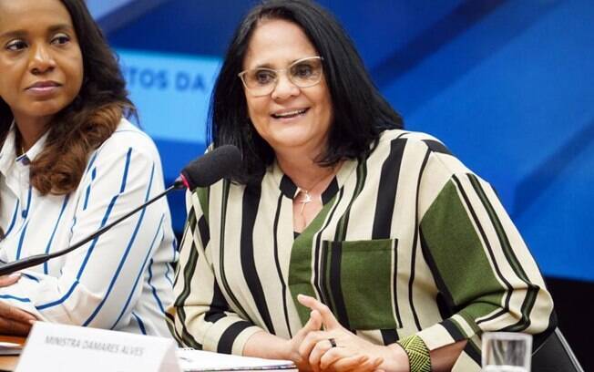 A ministra Damares Alves defendeu o trabalho da Comissão de Anistia