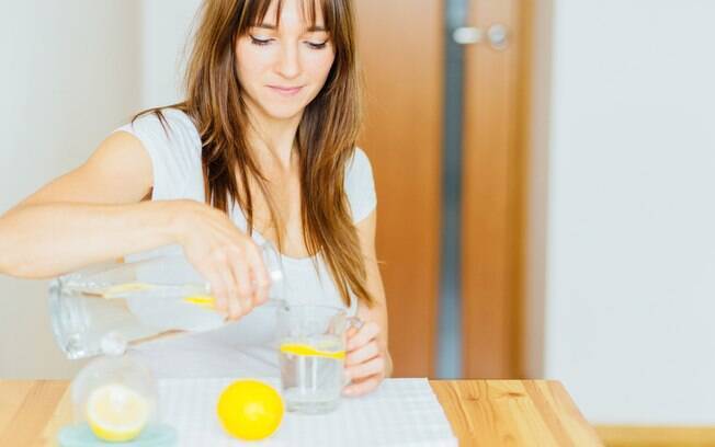 Os especialistas sugerem tomar a água com limão pela manhã, logo após acordar