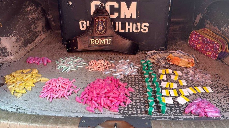 Foram apreendidos 322 gramas de cocaína e 85 gramas de maconha embaladas para comercialização ilícita. Foram apreendidos 322 gramas de cocaína e 85 gramas de maconha embaladas para comercialização ilícita.