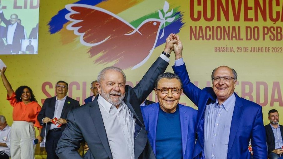 Lula e Alckmin em convenção do PSB