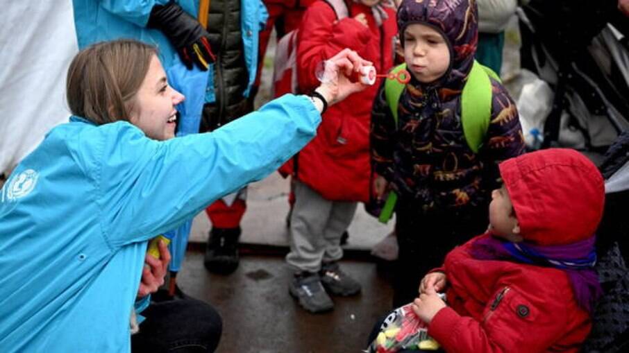 Voluntária brincando com crianças refugiadas da Ucrânia 