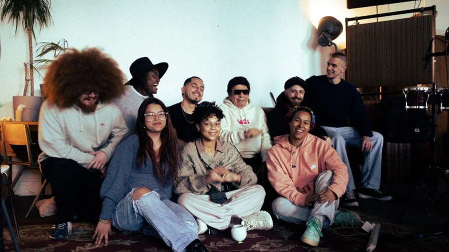 Fruko, de óculos escuros ao centro, e a banda La Bonita Fruko, de óculos escuros ao centro, e a banda La Bonita