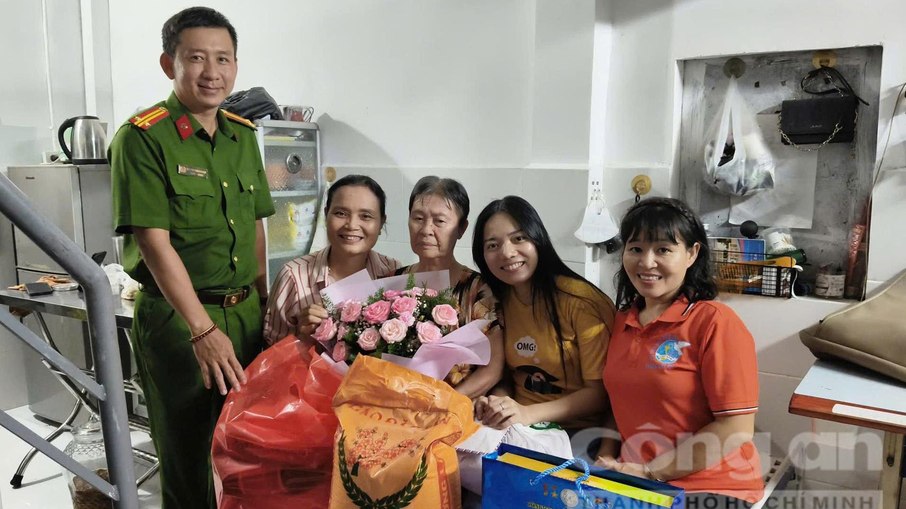 Polícia e Thùy Vân visitaram a casa de Mùi para agradecer pela devolução das joias