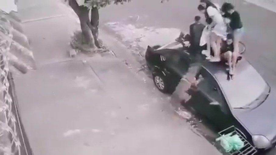 Crianças sobem em cima de carro para fugir de ataque de pitbull Crianças sobem em cima de carro para fugir de ataque de pitbull