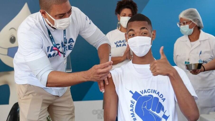 Jovem recebe dose da vacina contra a covid-19 no Rio de Janeiro