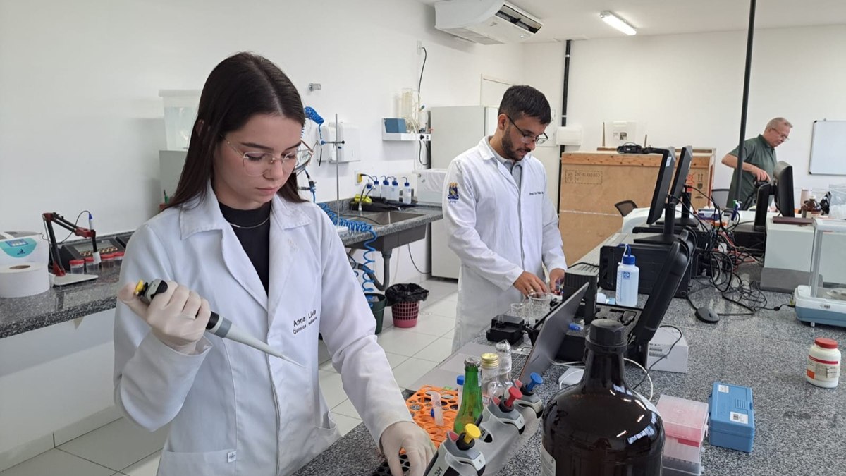 Pesquisadores trabalhando em soluções portáteis de baixo custo para identificar metanol em bebidas Pesquisadores trabalhando em soluções portáteis de baixo custo para identificar metanol em bebidas