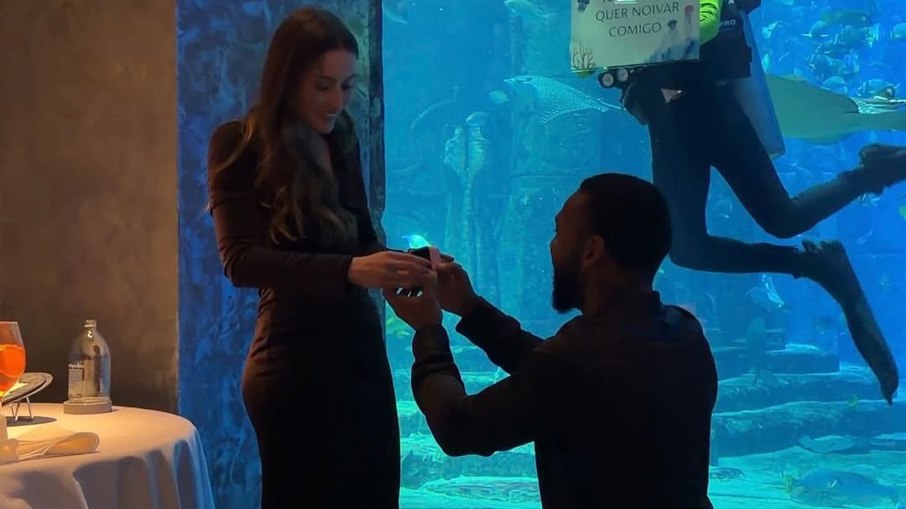 Nego do Borel pede Júlia Pires em casamento durante jantar romântico em Dubai Nego do Borel pede Júlia Pires em casamento durante jantar romântico em Dubai