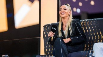 Jogadora%20mais%20seguida%20dan%C3%A7a%20com%20o%20personagem%20infantil%20Pocoyo