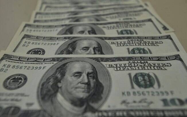 Dólar termina dia com leve queda e acumula recuo de 7,2%