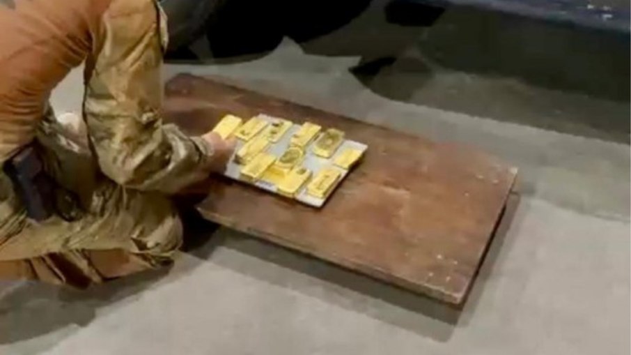 PRF apreende 10 kg de ouro em Roraima e prende suspeito PRF apreende 10 kg de ouro em Roraima e prende suspeito