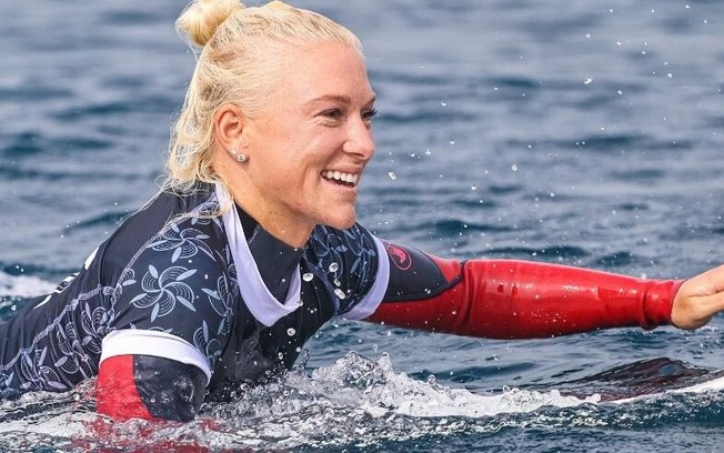 Brasileira Tatiana Weston-Webb avança para disputa do ouro no surfe