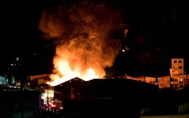 Dois casarões históricos foram destruídos após o incêndio em Salvador, que deixou um idoso de 85 anos desaparecido Dois casarões históricos foram destruídos após o incêndio em Salvador, que deixou um idoso de 85 anos desaparecido