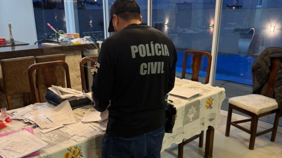 Policial civil daz buscas em residência durante cumprimento da operação Patriarca Policial civil daz buscas em residência durante cumprimento da operação Patriarca