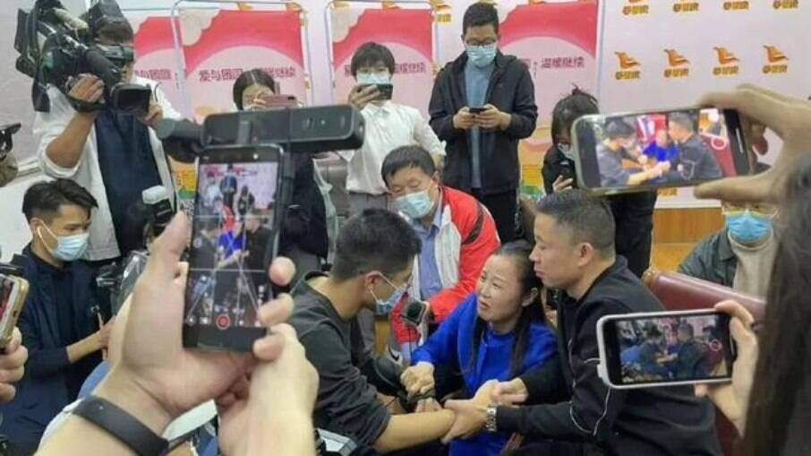 Sun Haiyang e Peng Siying reencontraram o filho sequestrado após 14 anos de buscas na China