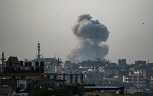 Uma nuvem de fumaça se eleva sobre Rafah, no sul da Faixa de Gaza, após um bombardeio israelense, em 19 de maio de 2024 Uma nuvem de fumaça se eleva sobre Rafah, no sul da Faixa de Gaza, após um bombardeio israelense, em 19 de maio de 2024