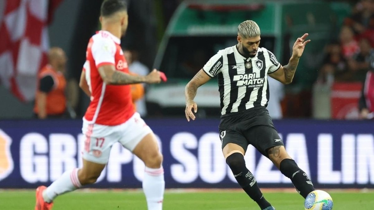 Botafogo vence o Internacional e se aproxima do título brasileiro