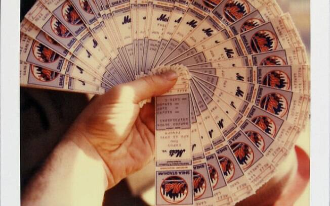 9 de abril de 1991: Jamie mostra os ingressos para a temporada de beisebol