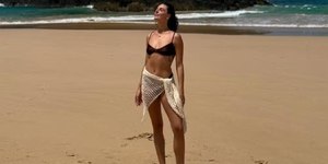Isis Valverde posa de biquíni em praia de Noronha durante lua de mel; veja