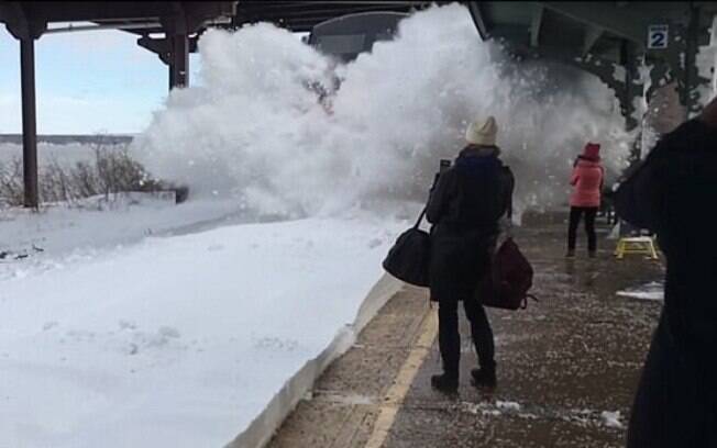 Em Nova York, trem levantou a neve do chão e criou nevasca em cima das pessoas que esperavam para embarcar na estação