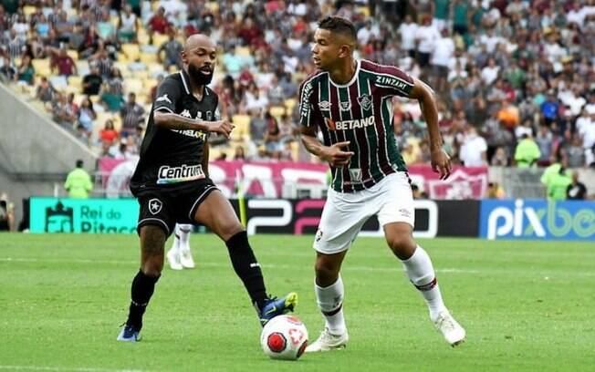 Chay exalta time do Botafogo, mas detona arbitragem do clássico: 'Participa mais que os atletas'