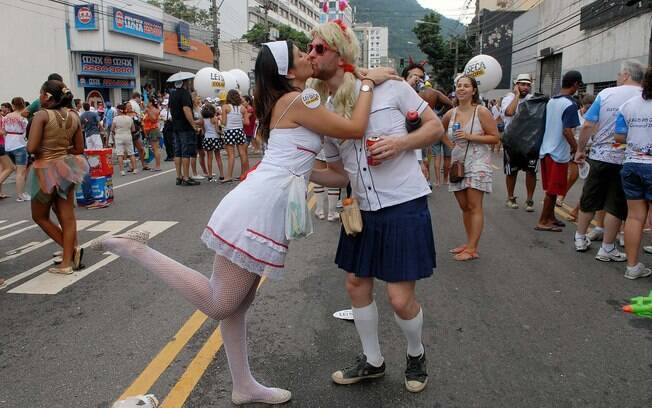 Beijo no carnaval pode ser sinônimo de doença?