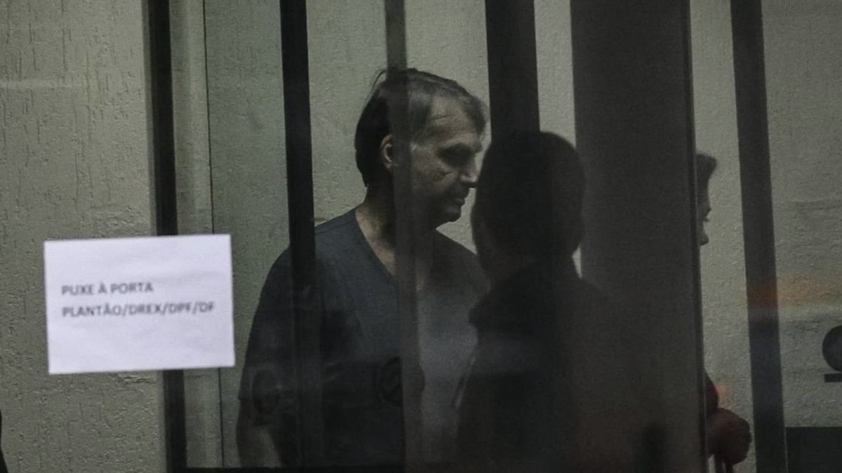 O ex-presidente, Jair Bolsonaro, no portão da Superintendência da PF