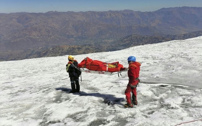 Foto sem data divulgada pela Polícia Nacional do Peru em 8 de julho de 2024, mostrando policiais evacuando o corpo do alpinista americano William Stampfl, que foi dado como desaparecido em junho de 2002, na região de Ancash, 400 km ao norte de Lima