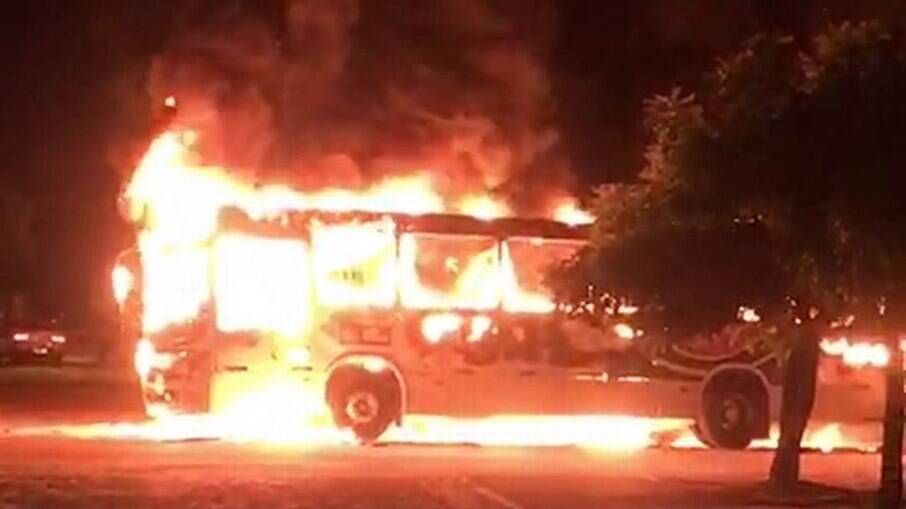Ônibus incendiado em João Pessoa é um dos episódios de violência registrados na Paraíba nos últimos dias