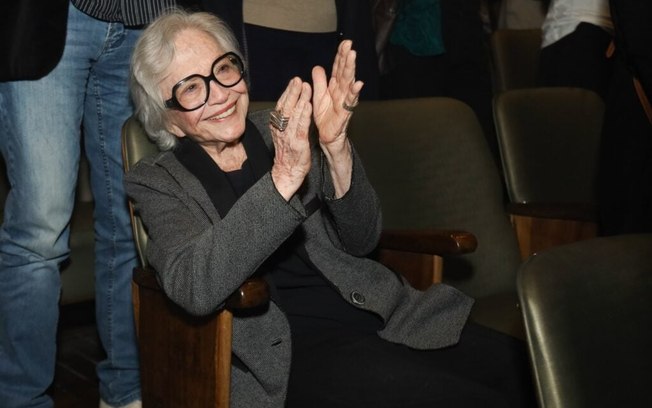 Nathalia Timberg, aos 95 anos, encanta na estreia de ‘Fecho-Éclair’ em São Paulo