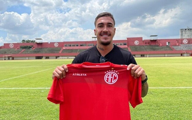 Romarinho com a camisa do América-RJ