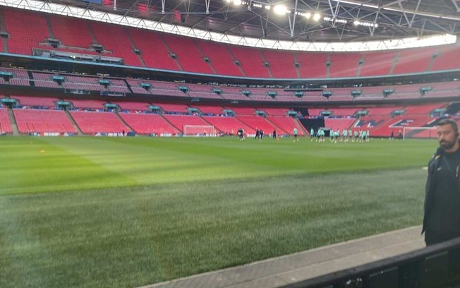 Seleção Brasileira durante treino em Wembley