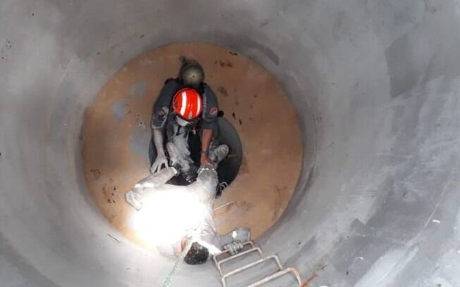 Bombeiros resgatam homem que caiu em caixa d'água de 30 metros