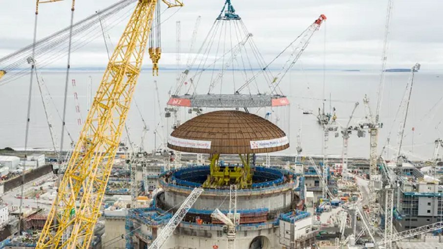 Big Carl pode levantar até 5.000 toneladas em um único içamento Big Carl pode levantar até 5.000 toneladas em um único içamento