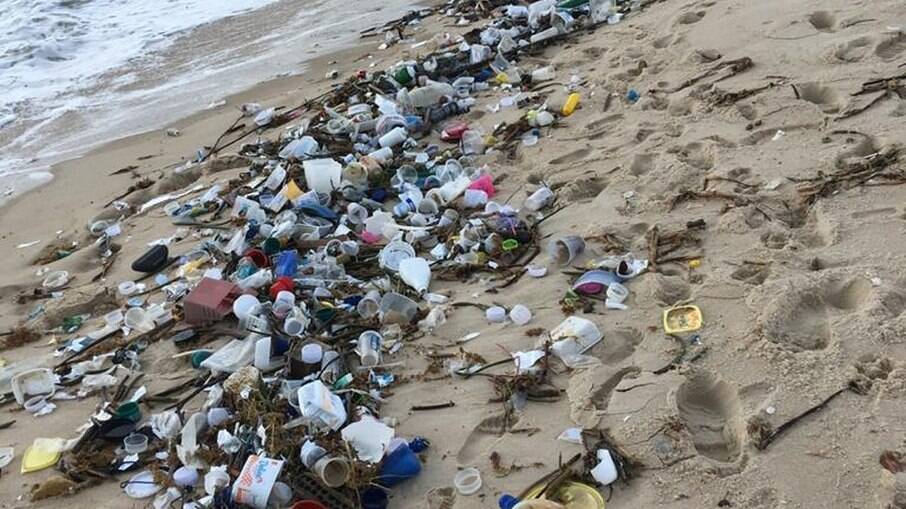 Lixo na praia de Barra de Cunhau, em Canguaretama