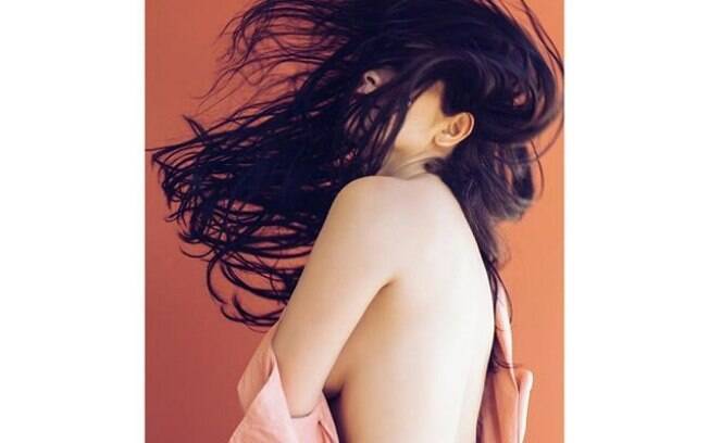 Letícia Sabatella mostra ótima forma em ensaio de topless e vestido transparente