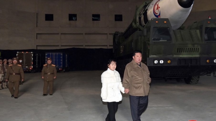 Kim Jong-un aparece junto com a filha em lançamento de míssil