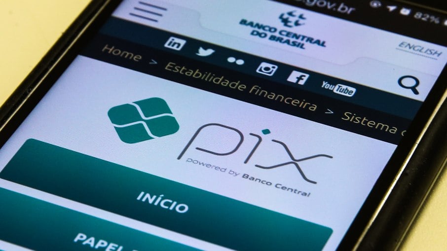 Pix é o pagamento instantâneo brasileiro. O meio de pagamento criado pelo Banco Central (BC) em que os recursos são transferidos entre contas em poucos segundos, a qualquer hora ou dia.