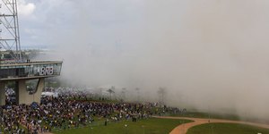 Hotel de luxo é implodido no centro de Brasília