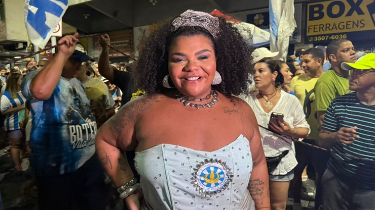 Flora Cruz celebra samba e reforça legado na Vila Isabel