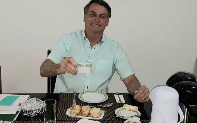 Bolsonaro compartilhou foto nesta quarta-feira (8) para mostrar que está bem usando a cloroquina