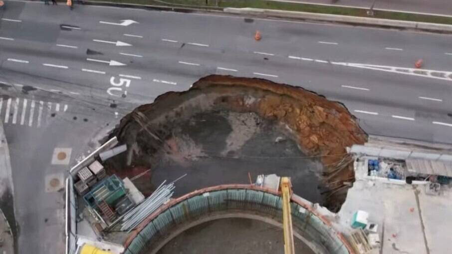 Cratera que se abriu na Marginal Tietê após acidente em obra do Metrô