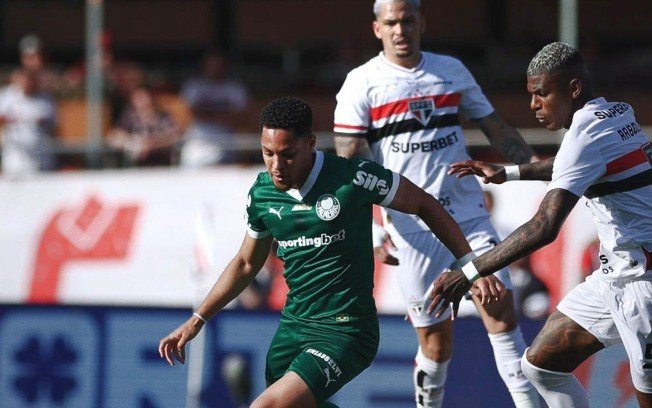 Palmeiras vira no fim e vence clássico no Morumbi por 3 a 2