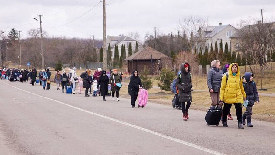 Famílias ucranianas se dirigindo até a fronteira com a Polônia 