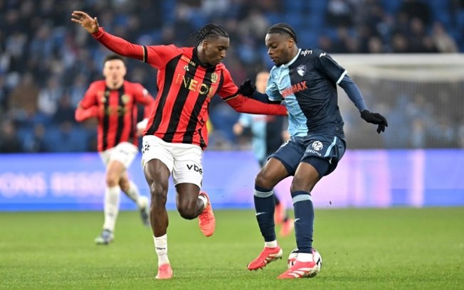 Moise Bombito (E) briga pela bola com Junior Mwanga (D) durante a vitória do Nice sobre o Le Havre por 3 a 1 neste domingo, pelo Campeonato Francês Moise Bombito (E) briga pela bola com Junior Mwanga (D) durante a vitória do Nice sobre o Le Havre por 3 a 1 neste domingo, pelo Campeonato Francês