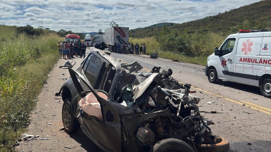 Carro parte ao meio e motorista morre em acidente na BR-116 em MG