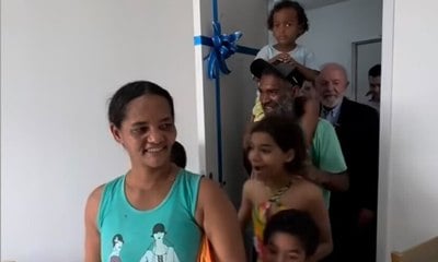 Família comove a web após receber apartamento de Lula 