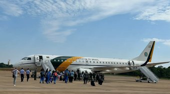 Avião com brasileiros repatriados de Gaza chega em Guarulhos