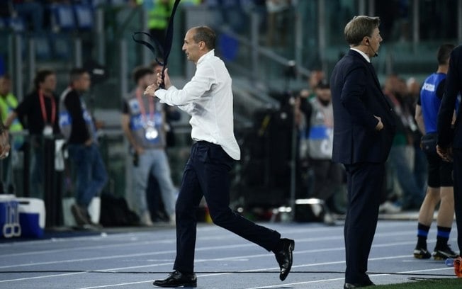 Massiliano Allegri tira a gravata após ser expulso na final da Copa da Itália, que termincou com a vitória da Juventus por 1 a 0 sobre a Atalanta
se quita la corbata tras ser expulsado en la final de Copa de Italia ganada al Atalanta. En Roma, el 15 de mayo de 2024